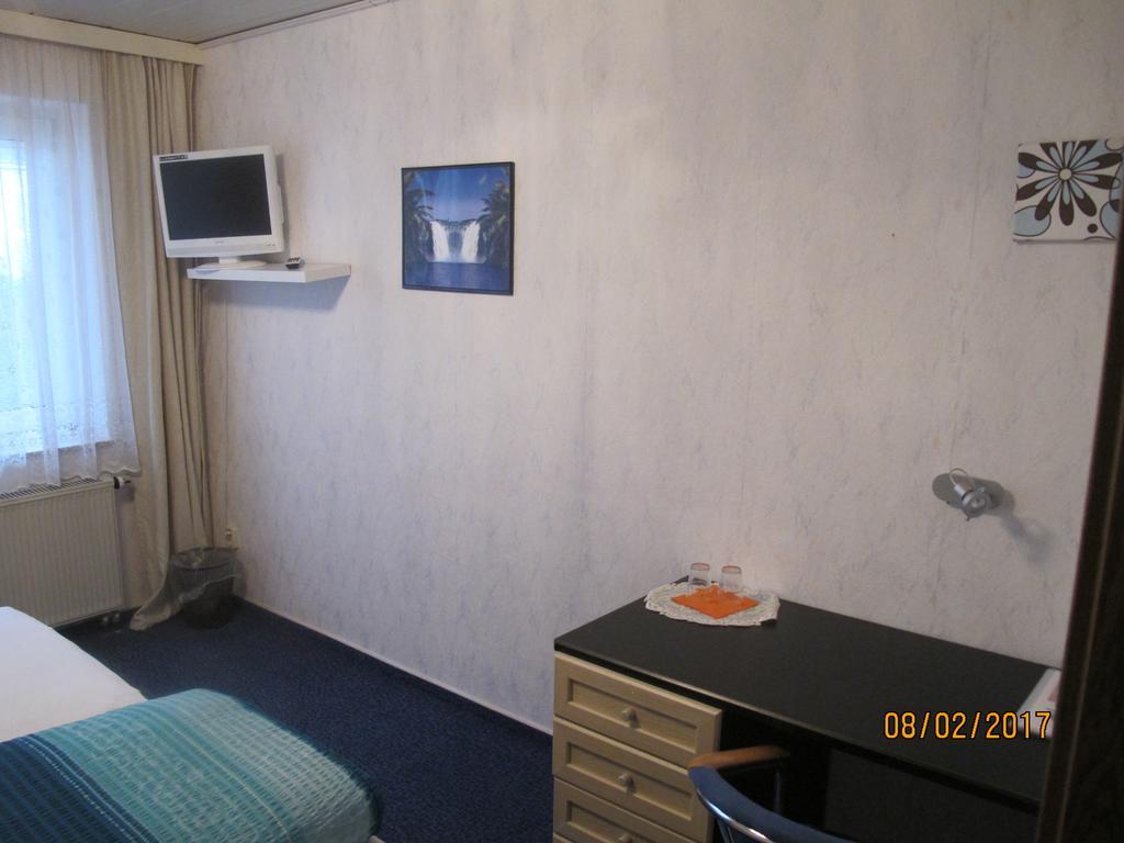 Pension Check In Hotel กึสโทรว์ ภายนอก รูปภาพ